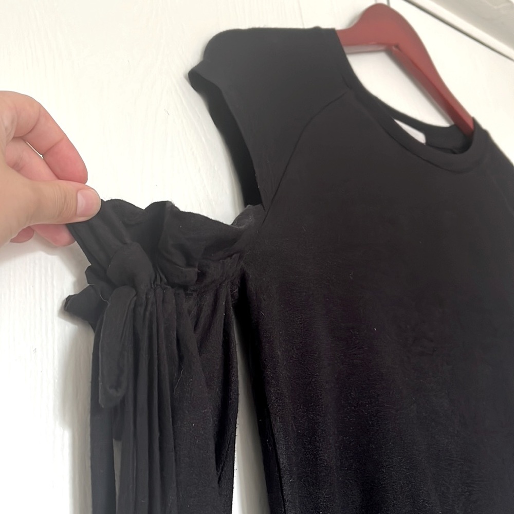 UO Shoulder Cut Out Top